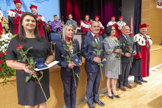 Wyróżnieni medalem „Zasłużonym dla Politechniki Rzeszowskiej” z prof. P. Koszelnikiem,