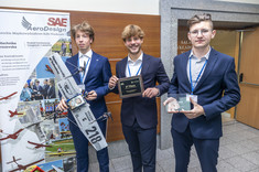 Studenci Politechniki Warszawskiej uczestniczący w konferencji (koło naukowe SAE AeroDesign)